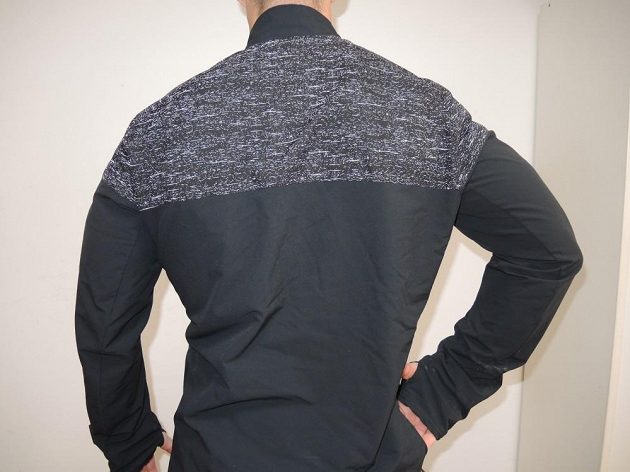 Pánská běžecká bunda Adidas Supernova Storm - reflexní prvky po focení s bleskem.