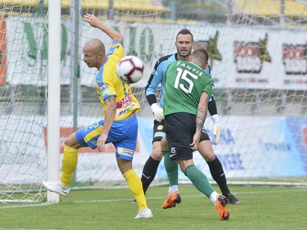 Tomáš Vondrášek z Teplic se snaží zabránit míči v cestě na branku po ráně příbramského Antonína Fantiše v utkání nejvyšší soutěže. Vše sleduje teplický brankář Jakub Diviš.