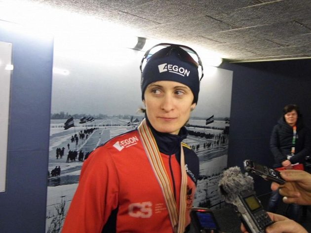 Martina Sáblíková po zlatém závodě na 3000 metrů v Heerenveenu předstoupila před novináře.