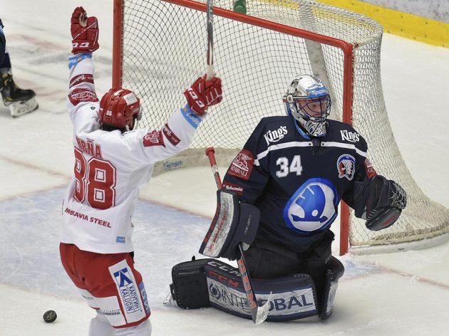 Erik Hrňa (vlevo) z Třince se raduje z třetího gólu, který vstřelil Vladimír Dravecký (není na snímku). Vpravo je překonaný brankář Plzně Dominik Frodl.