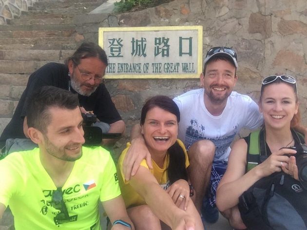 Trasérka Jitka Křížová (uprostřed) při maratónu na Velké čínské zdi.