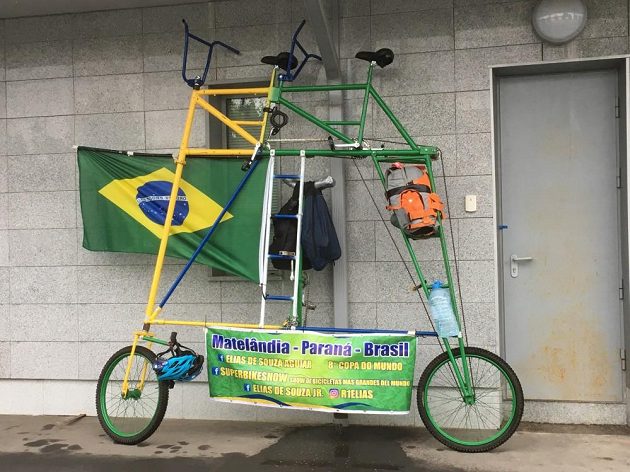 Na patrovém bicyklu putují dva brazilští fanoušci ruským šampionátem.