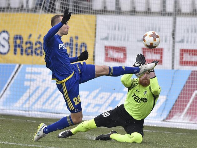 Útočník Jihlavy Pavel Dvořák v souboji s brankářem Jabloncem s Vlastimilem Hrubým.