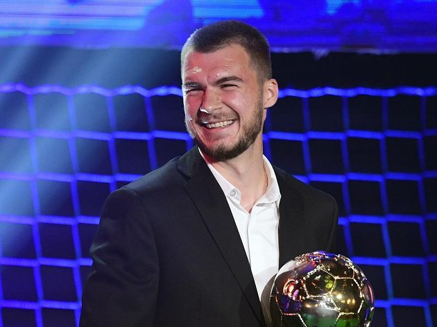Ruský útočník Nikolaj Komličenko (vlevo) z Mladé Boleslavi převzal ocenění pro nejlepšího střelce.