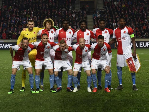 Fotbalisté Slavie před úvodním hvizdem čtvrtfinálového zápasu Evropské ligy proti Chelsea