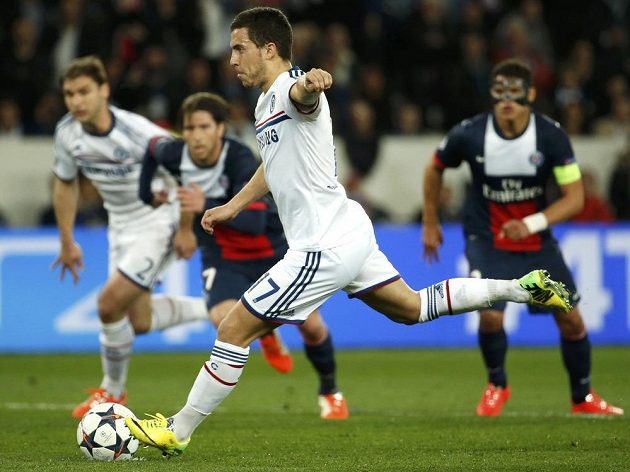 Záložník Chelsea Eden Hazard střílí z pokutového kopu vyrovnávací gól ve čtvrtfinálovém utkání Ligy mistrů proti Paris Saint-Germain.