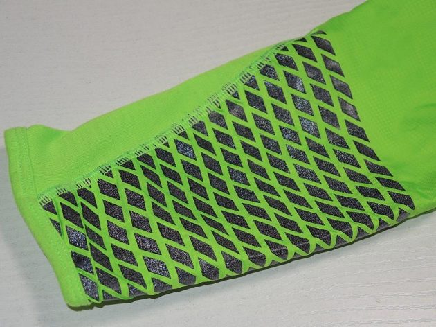 Bunda Mizuno Breath Thermo Premium Windtop: Detail reflexního zakončení rukávu.
