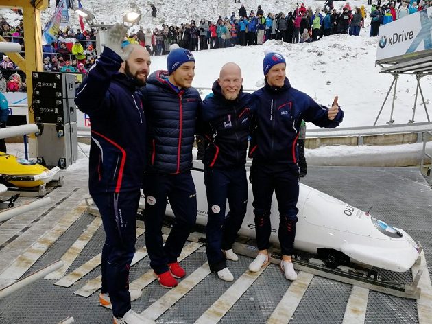 Pilot českého čtyřbobu Dominik Dvořák se s dalšími členy posádky raduje ze šestého místa v Altenbergu.