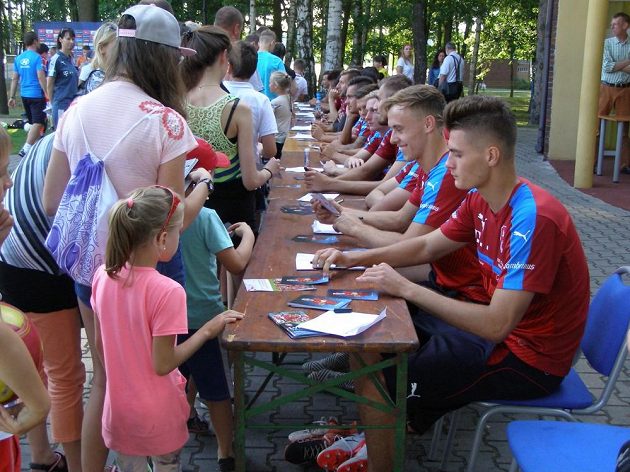 Patrik Schick a další reprezentanti během autogramiády po čtvrtečním tréninku české fotbalové reprezentace do 21 let v polských Tychách.