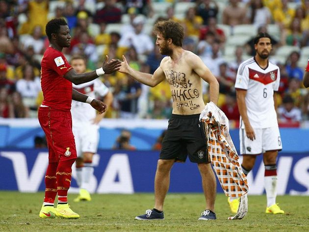 Ghaňan Muntari si plácl s nechtěným návštěvníkem na trávníku při duelu proti Německu.