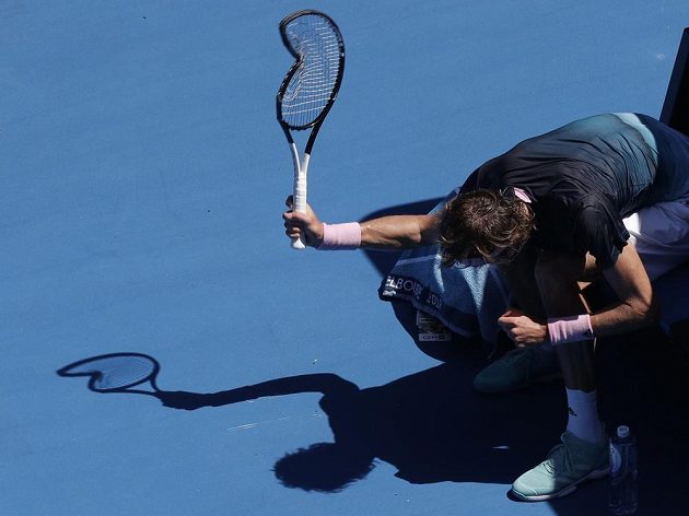Německý tenista Alexander Zverev rozbíjí raketu při utkání s Milosem Raonicem z Kanady.
