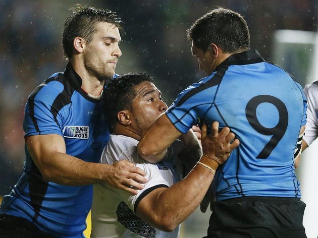 Agustin Ormaechea z Uruguaye (vpravo) útočí na Campese Ma'afua z Fidži (uprostřed) krátce předtím, než byl vyloučen.