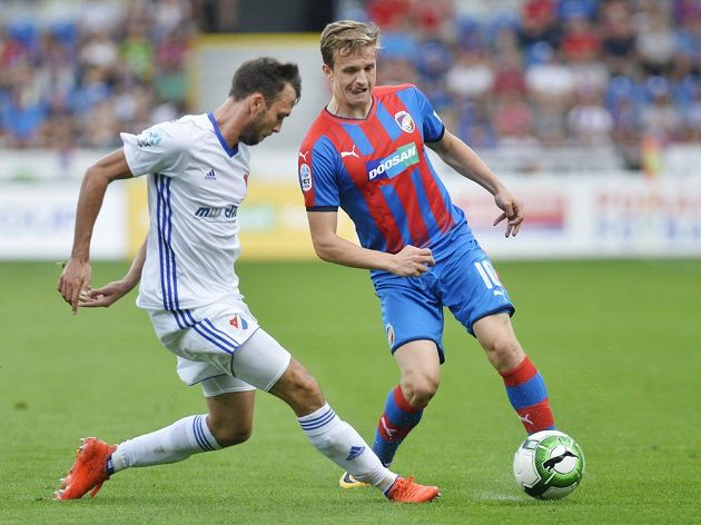Lukáš Pazdera z Baníku Ostrava se snaží v utkání 5. kola HET ligy zabránit v rozehrávce plzeňskému Janu Kopicovi.