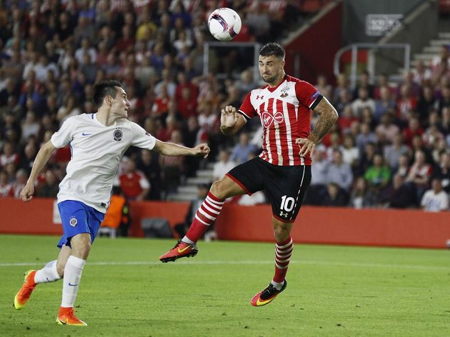 Sparťanský bek Karavajev neuhlídal Charlieho Austina, kterýv dal Southamptonu dvoubrankový náskok.