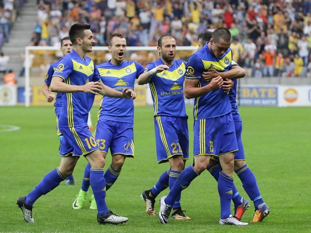 Radost fotbalistů BATE Borisov po úvodním gólu v odvetě 3. předkola Ligy mistrů se Slavií.