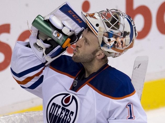 Brankáři Edmontonu prožili těžký večer. Jason LaBarbera (na snímku) dohromady se svým kolegou Dubnykem inkasovali šest branek.