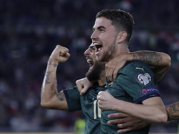 Italští fotbalisté se po Belgičanech stali druhými účastníky ME 2020. Doma dnes porazili 2:0 Řecko a zvítězili i v sedmém utkání skupiny J. Na snémku slaví autor gólu Jorginho.