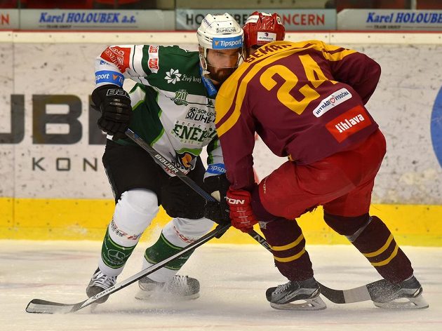 Vladimír Sičák z Karlových Varů a Filip Seman z Jihlavy. v souboji během 1. kola baráže o hokejovou extraligu mezi týmy HC Karlovy Vary a HC Dukla Jihlava.
