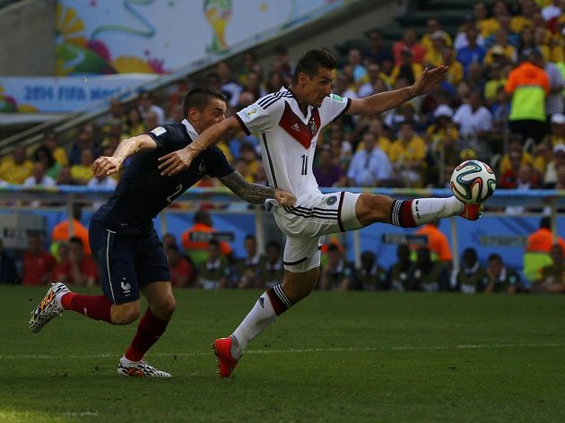Německého útočníka Miroslava Kloseho v pokutovém území přidržel Mathieu Debuchy, penalta proti Francii se ale nekopala.