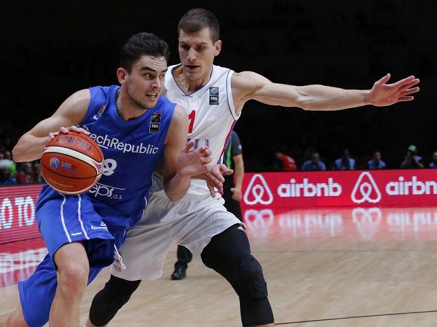Český basketbalista Tomáš Satoranský se snaží přejít přes Nemanju Nedoviče ze Srbska.