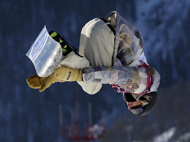 Američan Sage Kotsenburg během soutěže snowboardistů ve slopestylu na OH v Soči.