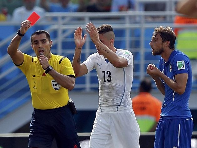 Sudí vylučuje Claudia Marchisia (vpravo), Uruguayec José María Giménez jeho verdiktu tleská.