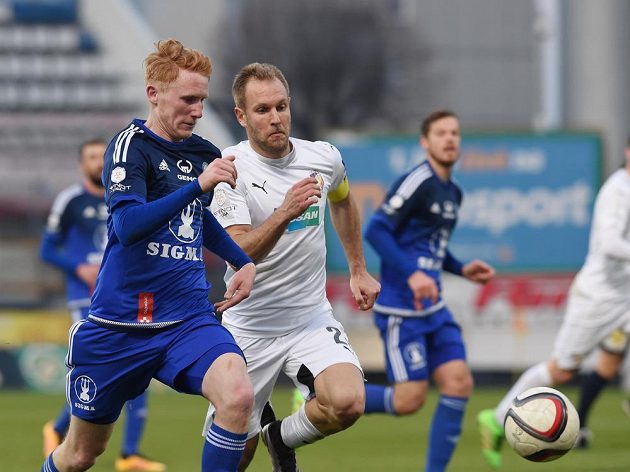 Václav Jemelka z Olomouce (vlevo) a Daniel Kolář z Plzně během odvety čtvrtfinále MOL Cupu v Olomouci.
