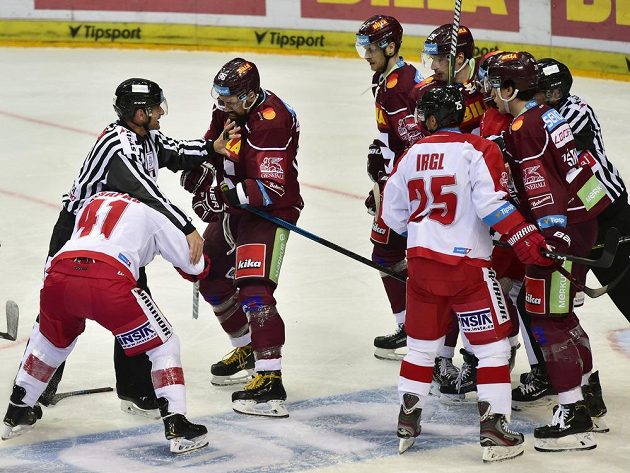 Potyčka mezi Petrem Strapáčem z Olomouce a Richardem Jarůškem ze Sparty v utkání extraligy.