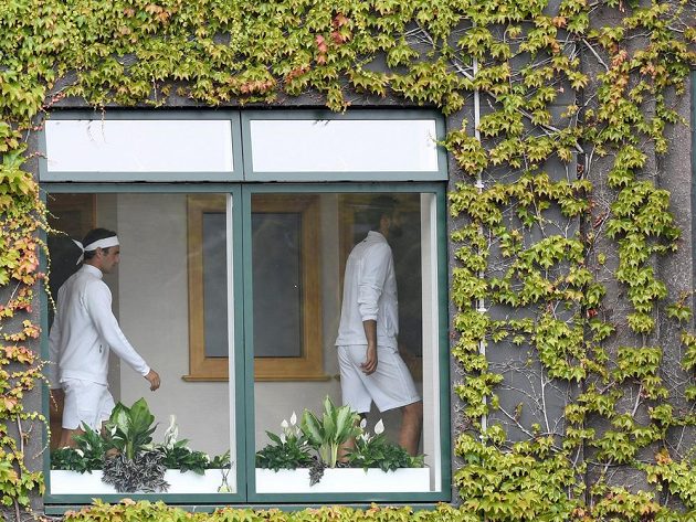 Švýcar Roger Federer (vlevo) a Chorvat Marin Čilič před finálovým zápasem Wimbledonu.