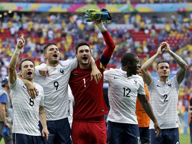 Francouzští reprezentanti zleva Mathieu Valbuena, Olivier Giroud, Hugo Lloris, Rio Mavuba a Mathieu Debuchy oslavují postup do čtvrtfinále MS přes Nigérii.