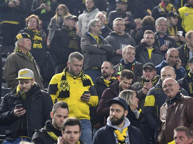 Fanoušci Dortmundu čekali na čtvrtfinále Ligy mistrů na stadiónu marně, kvůli explozím u autobusu BVB se zápas nehrál. Byl odložen na středu. Fandové na internetu ihned zkoumali, co se stalo.