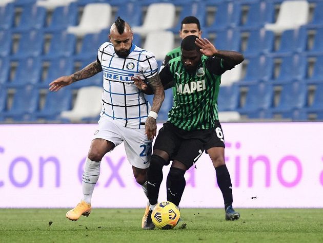 Fotbalisté Interu Milán v přímém souboji o druhé místo zvítězili v 9. kole italské ligy na hřišti Sassuola 3:0. Na snímku v dresu Interu bojuje Arturo Vidal s Jeremiem Bogou ze Sassuola.