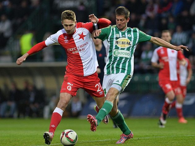 Slávista Milan Škoda (vlevo) se snaží uniknout Michalu Šmídovi z Bohemians 1905.