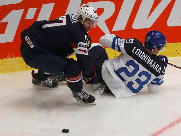Americký hokejista John Moore (L) v souboji s Ossim Louhivaarou z Finska v utkání na MS v Ostravě.