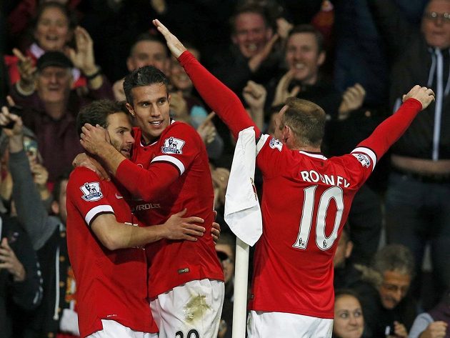 Zleva střelec Manchesteru United Juan Mata a jeho spoluhráči Robin van Persie s Waynem Rooneym slaví vítězství nad Crystal Palace.