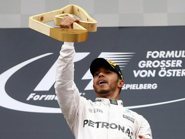 Lewis Hamilton s trofejí za triumf ve Velké ceně Rakouska. Diváci však na něj bučeli.