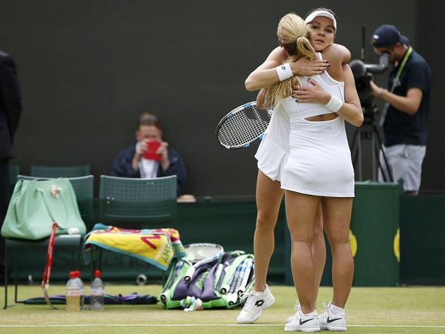 Slovenská tenistka Dominika Cibulková se objímá s Polkou Agnieszkou Radwaňskou (vzadu) po skončení osmifinále Wimbledonu.