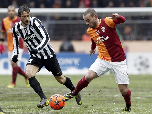 Záložník Galatasaraye Istanbul Wesley Sneijder (vpravo) v souboji s Claudiem Marchisiem z Juventusu Turín.