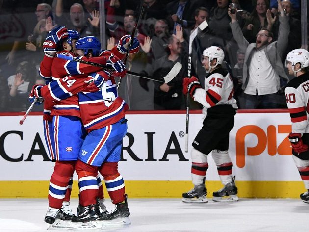 Útočník Montrealu Canadiens Tomáš Plekanec (vlevo) slaví gól v síti New Jersey Devils. Český střelec rozhodl o výhře 2:1 v prodloužení, gratulovat mu přispěchal spoluhráč Charles Hudon (54).