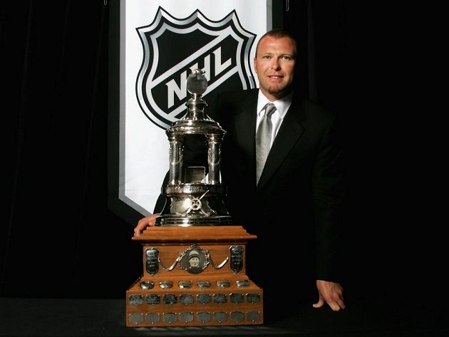 Martin Brodeur s Vezinovou trofejí pro nejlepšího gólmana sezóny NHL. Celkem ji vyhrál čtyřikrát.