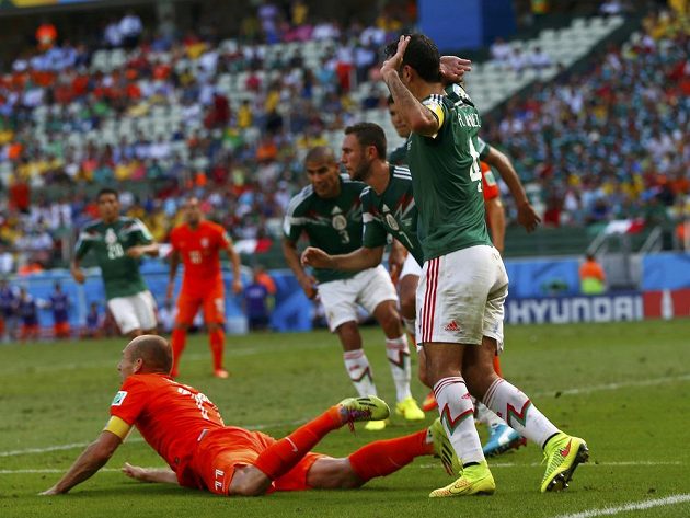 Klíčový okamžik nedělního osmifinále MS, Nizozemec Arjen Robben leží na trávníku po střetu s Rafaelem Márquezem.