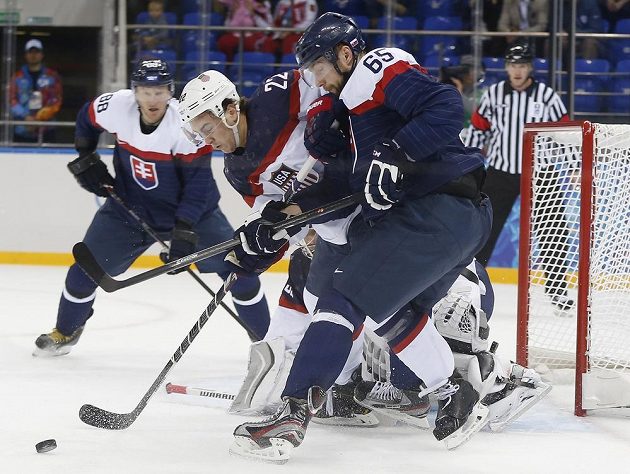 Obránce USA Kevin Shattenkirk (22) a slovenský forvard Tomáš Marcinko (65) bojují o puk v utkání na olympijském turnaji v Soči.