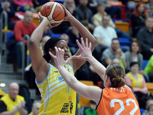 Basketbalistka USK Kia Vaughnová (vlevo) drží míč před Kathrin Ressovou ze Schia.