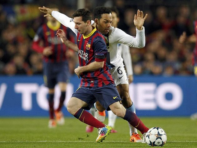 Lionel Messi (vlevo) z Barcelony v souboji s obráncem Manchesteru City Joleonem Lescottem v odvetném osmifinálovém duelu Ligy mistrů.