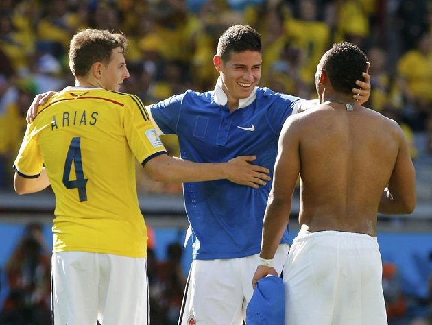 Zleva Kolumbijci Santiago Arias, James Rodríguez a Abel Aguilar slaví výhru nad Řeckem.