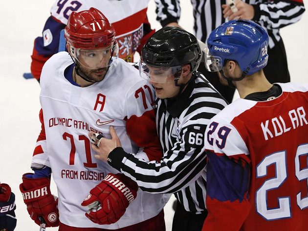 Český reprezentant Jan Kolář (vpravo) si vyříkává zákrok s Rusem Iljou Kovalčukem.