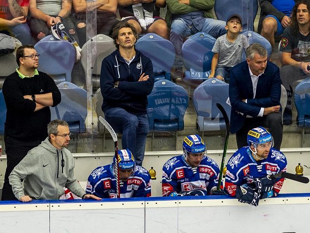 Vzadu uprostřed Jaromír Jágr z Kladna po druhém inkasovaném gólu v utkání s Vítkovicemi.