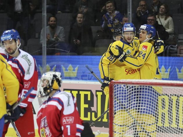 Švéd Joel Eriksson Ek se může radovat, český gólman Jakub Kovar byl na Švédských hrách opět překonán.