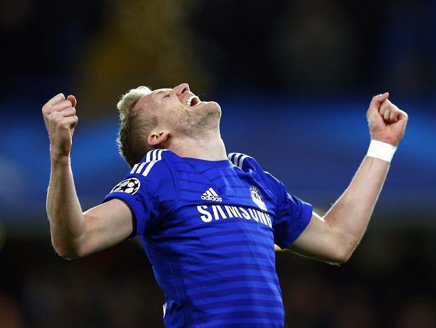Záložník Chelsea André Schürrle se raduje ze vstřelení gólu do sítě Sportingu Lisabon.