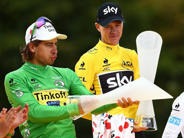 Trofeje z rukou českých sklářů v rukou cyklistické elity. Chris Froome ve žlutém pro vítěze Tour de France, žertující Peter Sagan v zeleném dresu pro nejlepšího sprintera.